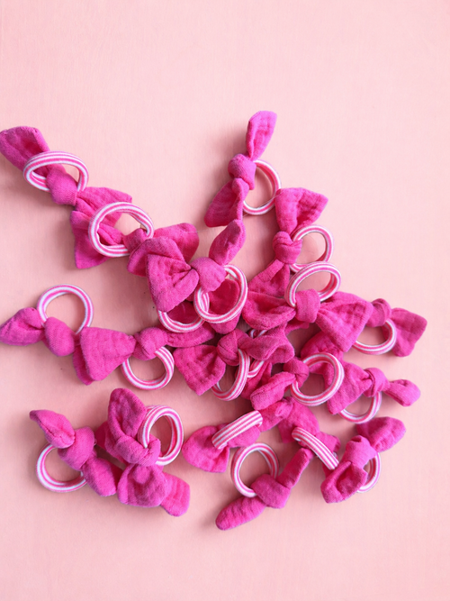 Baby knot ponnarit sävyssä wild berry, 2kpl per paketti.
