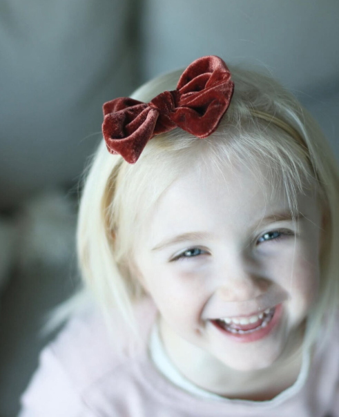 Happy Parrot Samettirusetti – Käsintehty Velvet Bow Hiusrusetti