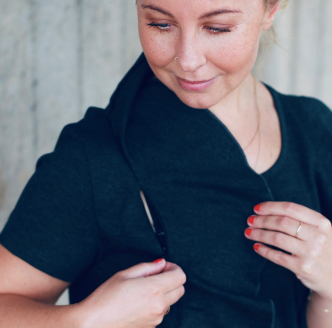 Mama Bird™ Signature Nursing Top  Luxury imetyspaita | Grafiitinharmaa  Suunniteltu Suomessa. Kehitetty äidin todellisesta tarpeesta.